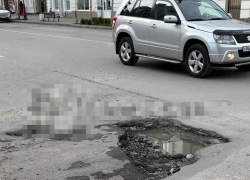 Как после «ковровой бомбардировки»: таганрожцы жалуются на разбитую дорогу на Украинском