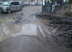 Жителям Вишневой снова обещают отсыпать дорогу, которая ранее продержалась три дня