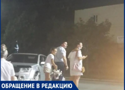 «Я сейчас подойду, вызывай милицию!»: таганрожец нахамил незнакомой женщине на глазах у удивленной толпы