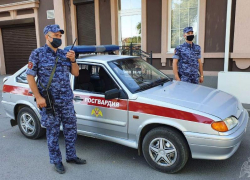 Росгвардейцы задержали мужчину, который напал с ножом на таганрожца 