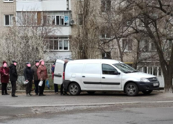 Таганрожцы в очереди за молоком в период самоизоляции