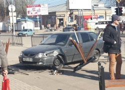 У Центрального рынка машина врезалась в ограждение