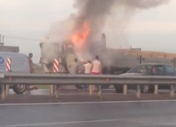 Под Таганрогом на трассе загорелся КамАЗ