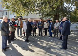 Полицейские города Таганрога возложили цветы к мемориалу «Обелиск сотрудникам МВД»