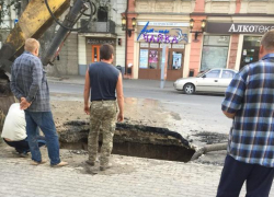 Глубокий провал образовался в центре Таганрога