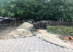 В реку превратилась территория в Дубках, где производят ремонт