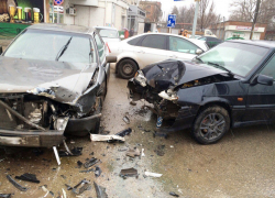 В Таганроге водитель Audi нарушил правила и спровоцировал аварию