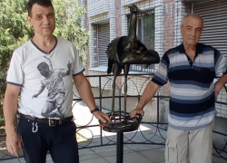 Говорят, "Детей приносят аисты": бронзовая скульптура этой птицы появилась у родильного дома Таганрога