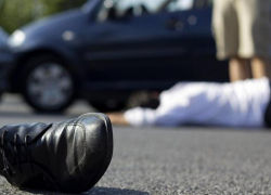 Двое мужчин оказались под колесами автомобиля