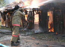 Две хозпостройки сожрал огонь в селе под Таганрогом