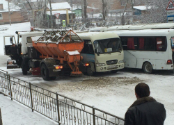 В Таганроге в ДТП попала снегоуборочная машина