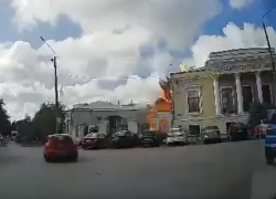 Момент прилета ракеты ВСУ в Таганрог попал на видео