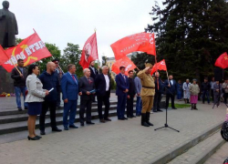 Коммунисты Таганрога прошлись по городу и провели митинг