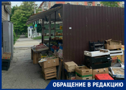 "Современный торговый объект" мешает таганрожцам, но его не видят проверяющие 