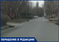 По недавно отремонтированной улице жители разбрасывают старые покрышки  