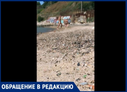 На пляже Рыбзавода житель Таганрога любит погулять в неглиже 