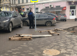 Водитель VOLVO* снёс ограничительный забор на центральной улице Таганрога