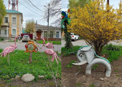 Фламинго из автопокрышек: таганрожцам объяснили, что грозит за декор клумб из шин