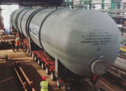 Под покровом темноты по Таганрогу провезли гигантскую цистерну