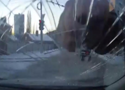 Неадекватный водитель в Таганроге доказывал свою правоту на дороге кулаками