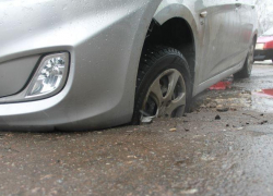 И снова в Таганроге автомобили провалились в дорожную яму