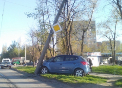 Иномарка врезалась в столб в Таганроге
