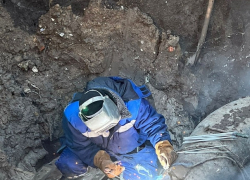 Бригада Городского хозяйства оперативно устранила утечку на улице П.Тольятти