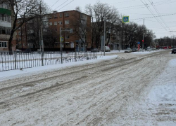 Власти Таганрога ответили, почему не убран снег на дороге по улице Дзержинского