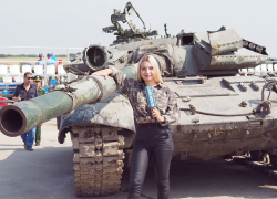 Военная техника, оружие и сильные мужчины: Настя Чехова побывала на военном форуме «Армия 2022»