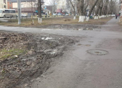 В Таганроге поликлиника есть, а парковки для нее нет