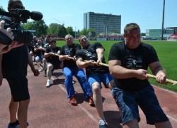 Кто сильнее: в Таганроге завершились соревнования по перетягиванию каната