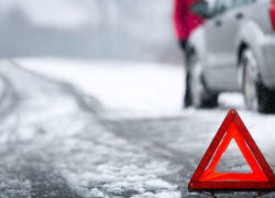 В Таганроге две автолюбительницы не поделили скользкую дорогу