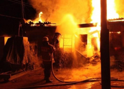 16 пожарных тушили огонь на даче в СНТ «Радуга» Таганрога