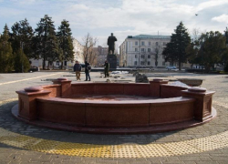 Фонтан на Октябрьской площади в Таганроге не украли, а  отправили зимовать