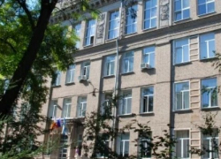 «Влетают и уезжают на эвакуаторе»: водители сообщили о забитых ливневках у лицея № 28 