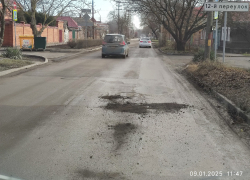  "Землёй засыпают, что ли?": таганрожцы прокомментировали зимний ремонт дорог в городе - есть ли польза?