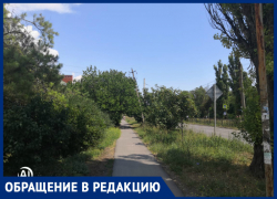 Опасный столб стоит в районе Русского поля в Таганроге