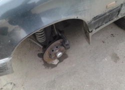 Отечественная легковушка развалилась на дороге Таганрога