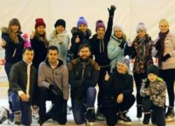 В Таганроге людей с ограниченными возможностями учат кататься на коньках