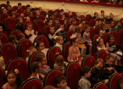 В Таганроге прошла новогодняя елка для отличившихся ребят