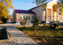 У одного из ДК Неклиновского района за 2.4 млн появились лавки, плитка и фонтан