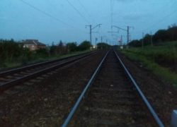 Под Таганрогом лежащего на путях 30-летнего мужчину переехал грузовой поезд 