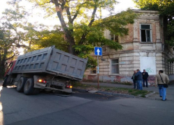 В Таганроге провалился под землю КамАз
