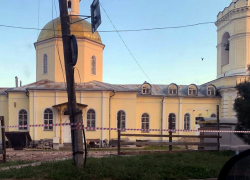 Забор склада вокруг Никольской церкви в Таганроге частично разобрали 