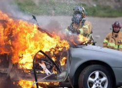 В центре Таганрога на ровном месте загорелся автомобиль