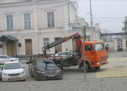 В Таганроге эвакуатор увез автомобиль чиновника от здания администрации