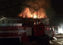 В центре Таганрога полыхает двухэтажный дом
