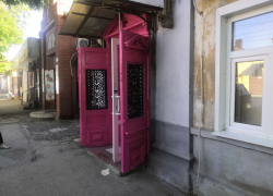 Розовые двери на историческом зданиии Таганрога смутили горожан