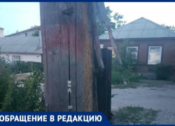 Столб по улице Торговой в Таганроге вот-вот завалится