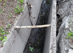 Поломанную ливневку в Таганроге починили... палкой